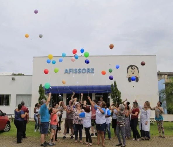 Grupo reunido em frente à sede da AFISSORE